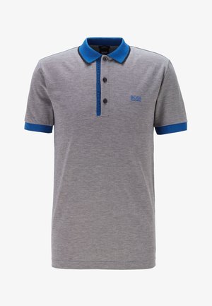 Polo gris clair à manches courtes avec col et bordures de manches bleus, trois boutons, et petit logo bleu sur la poitrine gauche.