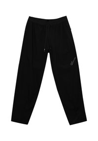 Fekete sportnadrág rugalmas derékpánttal, állítható zsinórral, oldalsó zsebekkel és nyomott logóval az alsó lábszáron. Puha szövetfelület.