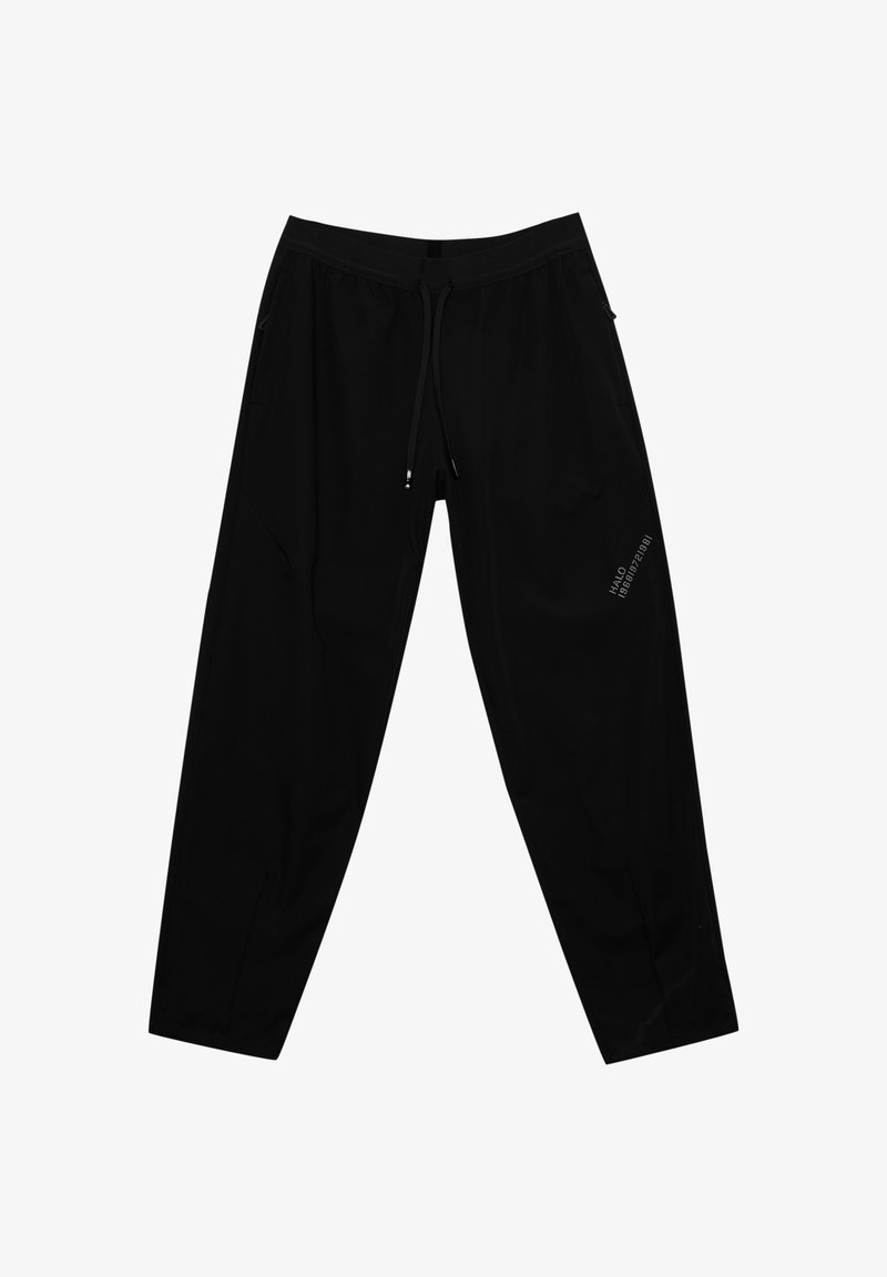 Fekete sportnadrág rugalmas derékpánttal, állítható zsinórral, oldalsó zsebekkel és nyomott logóval az alsó lábszáron. Puha szövetfelület.