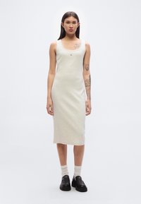 Φόρεμα midi ανοιχτό γκρι χωρίς μανίκια με στρογγυλή λαιμόκοψη, με μικρό λογότυπο στο στήθος, κατασκευασμένο από απαλό, ελαστικό ύφασμα.