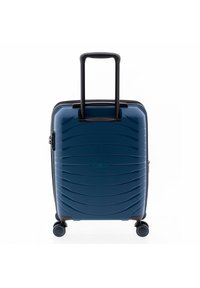 Valigia rigida blu con design a righe, manico estensibile nero e quattro ruote girevoli per una maggiore mobilità. Compatta e leggera.