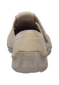 Beżowe skórzane buty wsuwane o teksturowanej powierzchni, zaokrąglonym kształcie i przeszyciach. Zawierają zakładkę na pięcie ułatwiającą zakładanie.