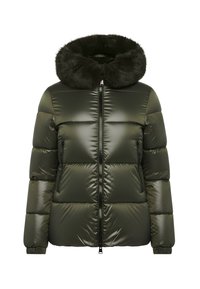 Giacca imbottita in verde oliva scuro, con cappuccio in pelliccia sintetica, finiture lucide, tasche con zip e dettagli di cucitura a contrasto.