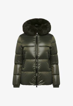 Giacca imbottita in verde oliva scuro, con cappuccio in pelliccia sintetica, finiture lucide, tasche con zip e dettagli di cucitura a contrasto.