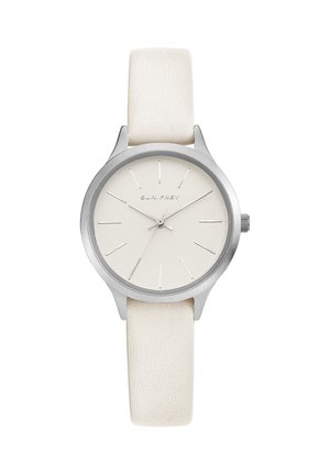 Minimalistische Armbanduhr mit silbernem Gehäuse, weißem Zifferblatt mit schlanken Stundenmarkierungen und elfenbeinfarbenem Lederarmband, Markenname "Suri Frey" sichtbar.