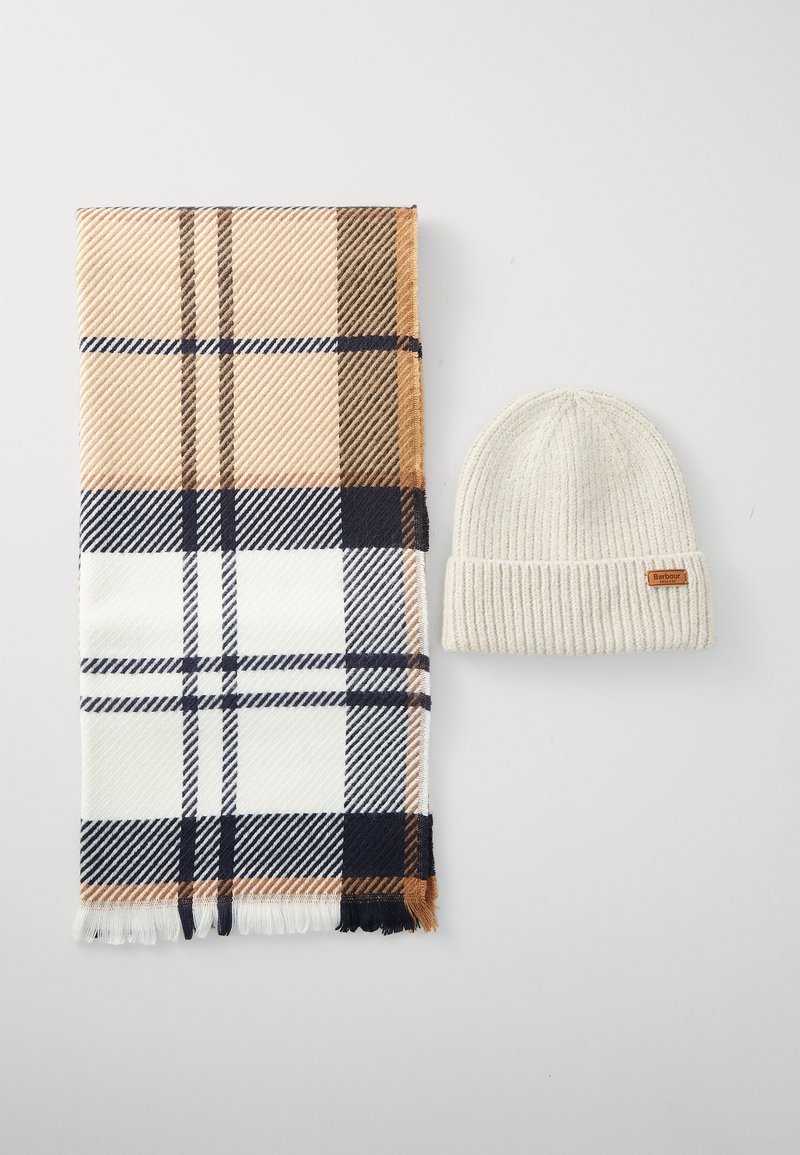 Sciarpa a quadri in beige, bianco e blu navy, con bordi frangiati; berretto a coste crema con una piccola etichetta in pelle.