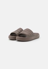 adidas Originals ADILETTE AYOON - Šľapky - earth strata/sand strata