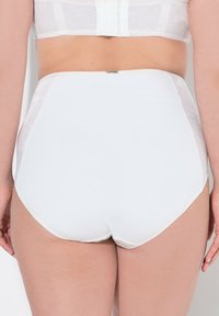 Hochgeschnittene weiße Unterwäsche mit transparenten Spitzen-Seitenteilen, glatter Textur und nahtlosem Finish an den Kanten.