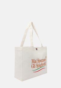 Borsa in tela color crema con la scritta "Mai Spezzare Gli Spaghetti!" ricamata in arancione. Presenta dettagli verdi e rossi e spallacci piatti.
