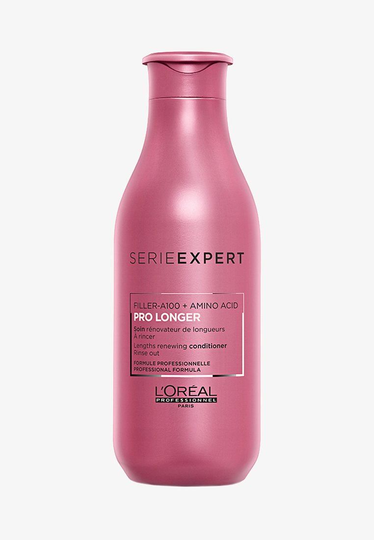 Roze plastic fles haarconditioner met een taps toelopende vorm. Voorzien van een zwarte label met tekst in meerdere talen. Schroefdop.