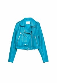 Zkrácená tyrkysová kožená motocyklistická bunda s klopovými límci, zipovými kapsami a opaskem v pase. Obsahuje stříbrné kovové detaily.