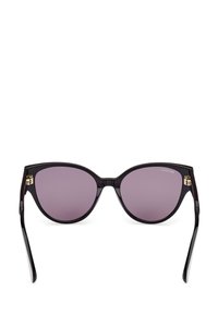 Gafas de sol de ojo de gato con montura negra brillante, lentes de gradiente púrpura y acentos dorados en las patillas. Textura suave, diseño moderno.
