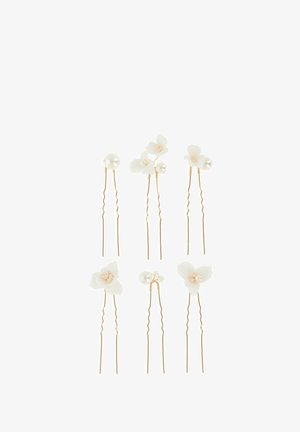 Set di sette fermagli per capelli con design floreali bianchi e perle su basi di filo dorato intrecciato. I fiori variano in forma e dimensione.