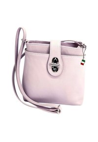 Lichtroze leren crossbody tas met een gestructureerde afwerking, een klep sluiting, zilverkleurig hardware en een kleine Italiaanse vlag charme eraan bevestigd.