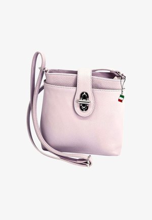 Lichtroze leren crossbody tas met een gestructureerde afwerking, een klep sluiting, zilverkleurig hardware en een kleine Italiaanse vlag charme eraan bevestigd.