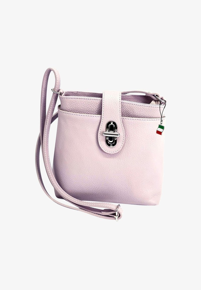 Lichtroze leren crossbody tas met een gestructureerde afwerking, een klep sluiting, zilverkleurig hardware en een kleine Italiaanse vlag charme eraan bevestigd.