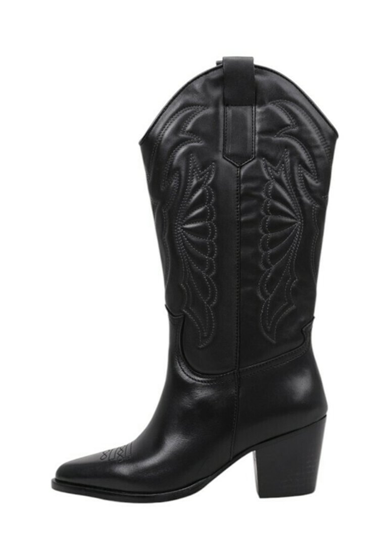 Botte de cowboy noire en cuir, avec des motifs brodés, un bout pointu et un talon épais. La tige a une silhouette haute et ondulée.