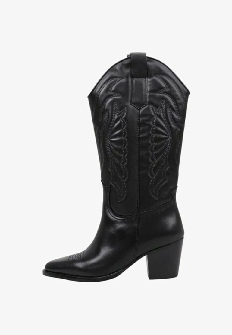Bota de vaquero negra hecha de cuero, con diseños bordados, punta afilada y tacón grueso. La parte superior tiene una silueta alta y con ondulaciones.