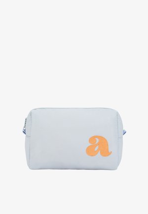 Pochette in tessuto azzurro chiaro con chiusura a zip, caratterizzata da una lettera "a" ricamata in arancione sulla parte anteriore. Texture liscia, forma rettangolare.