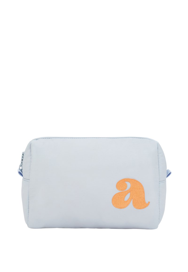 Ljusblå tygpåse med dragkedja, med ett orange broderat bokstav "a" på framsidan. Slät yta, rektangulär form.