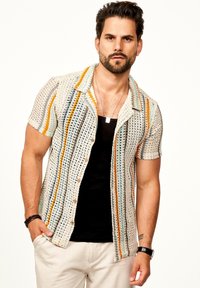 Kurzärmliges Häkelshirt in Beige mit mehrfarbigen Streifen. Mit Knopfleiste, Kragen und einem lockeren, strukturierten Design.