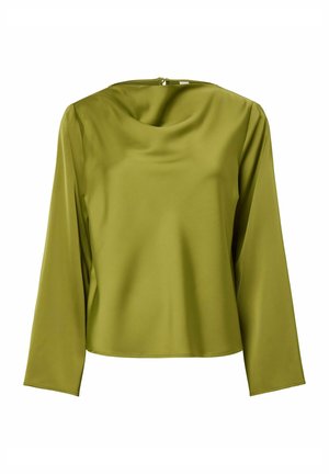 Blusa de satén verde oliva de manga larga con escote barco y cierre de cremallera trasero, exhibida sobre fondo blanco.