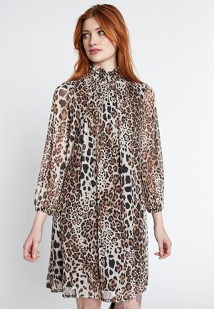 Robe imprimée léopard en tissu transparent, avec un col rufflé haut et des manches trois-quarts. Texture douce et design fluide.