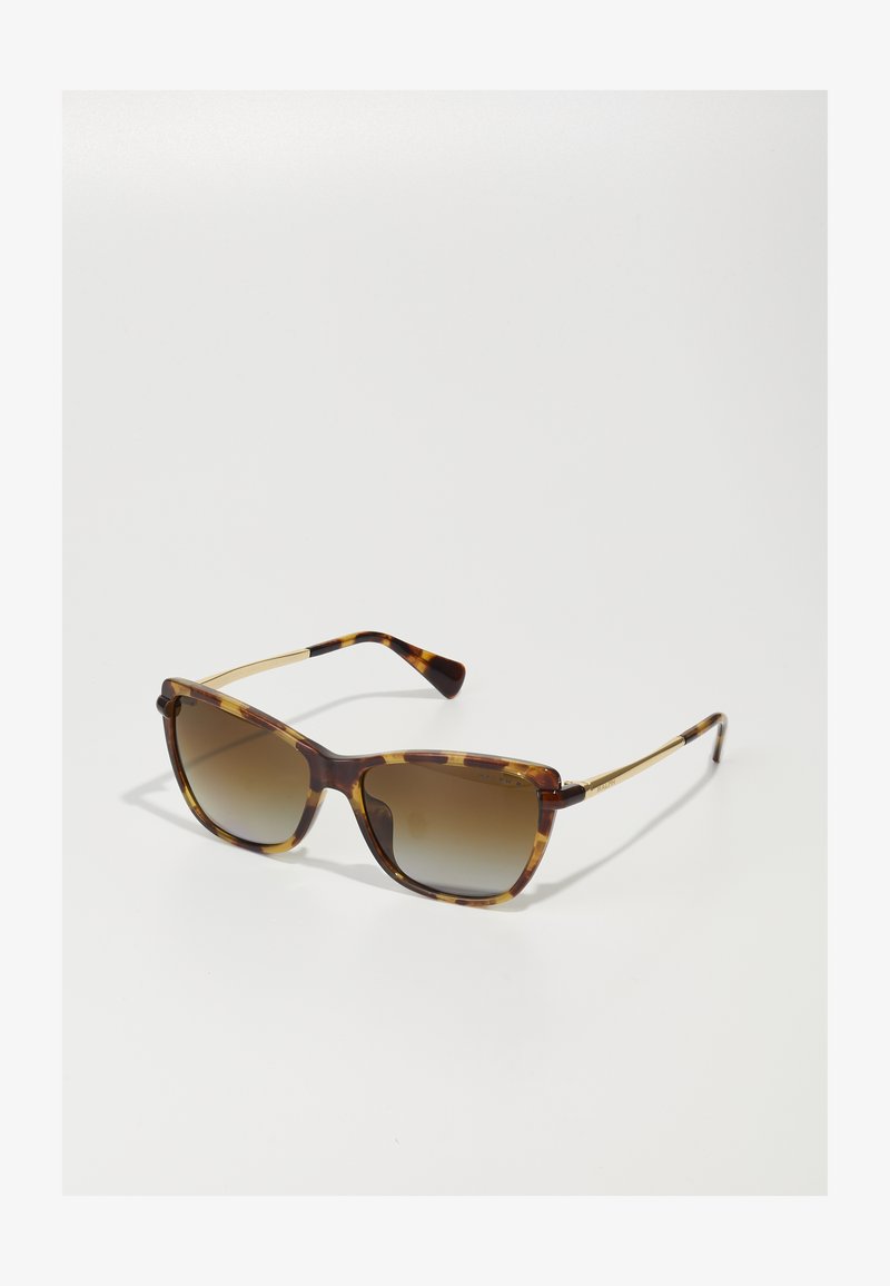 Tortijas saulesbrilles ar gradienta brūniem lēcām, taisnstūra forma, un zelta metāla akcenti uz tempļiem. Gluda plastmasas tekstūra.