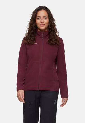 Burgunderfarbene Fleecejacke mit hohem Kragen, Front-Reißverschluss und Seitentaschen. Strukturiertes Gewebe mit glatter Oberfläche und einem Logo auf der Brust.