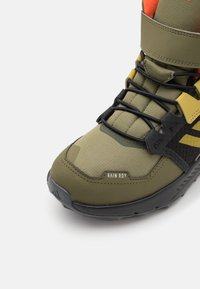 Adidas Terrex TERREX TRAILMAKER HIGH COLD.RDY HIKING - Scarpa da hiking - focus olive/pulse olive/impact orange