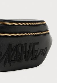 Pasta de couro preto com um acabamento texturizado, apresentando um design em relevo proeminente com a palavra "AMOR" e zíperes dourados na parte superior.
