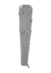 Pantaloni cargo gri cu multiple buzunare, mansete ajustabile și un design cu picior drept. Fabricat dintr-un material durabil cu o textură netedă.