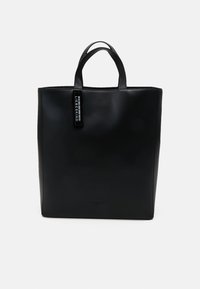 Czarna skórzana torba tote z dwoma krótkimi uchwytami, gładką powierzchnią, prostokątnym kształtem i metką z logo przymocowaną do jednego uchwytu.