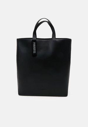 Schwarze Ledertasche mit zwei kurzen Griffen, einer glatten Oberfläche, rechteckiger Form und einem mit einem Griff befestigten Markenanhänger.