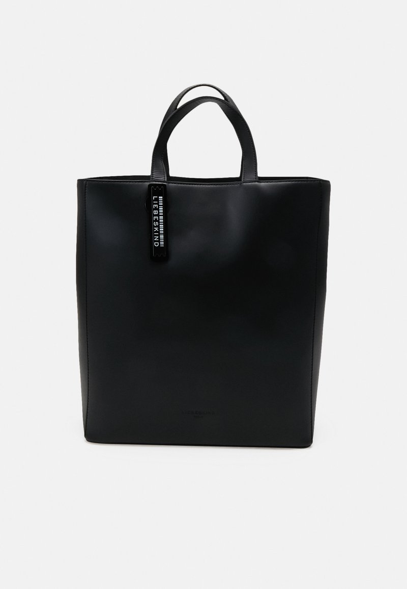 Czarna skórzana torba tote z dwoma krótkimi uchwytami, gładką powierzchnią, prostokątnym kształtem i metką z logo przymocowaną do jednego uchwytu.