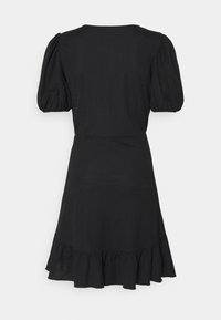 Czarna sukienka z krótkimi bufkami, dopasowanym gorsetem i rozkloszowanym, falbaniastym dołem. Wykonana z lekkiego materiału o gładkiej teksturze.