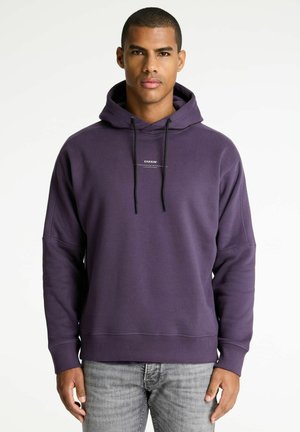 Lila Kapuzenpullover mit schwarzem Kordelzug, ausgestattet mit einem kleinen weißen Logo auf der Brust. Weicher Stoff, lockere Passform und gerippte Bündchen.
