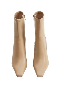 Beżowe botki za kostkę z gładkiej skóry, z kwadratowym noskiem, bocznym zamkiem błyskawicznym i minimalistycznym szwowaniem.