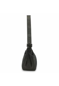 Schwarze Stoffhandtasche mit gefaltetem Boden, verstellbarem Tragegurt mit geometrischem Muster und sicherem Clipverschluss.