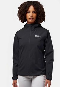 Veste imperméable noire avec fermeture éclair intégrale et col haut. Logo sur le côté gauche de la poitrine. Texture lisse et coupe ajustée.