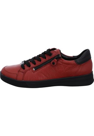 Baskets en cuir rouge avec accents noirs, dotées d'une fermeture éclair sur le côté, de lacets noirs et d'une semelle en caoutchouc. La surface texturée ajoute du détail.