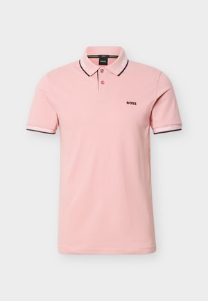 Lichtroze polo met korte mouwen, zwarte en witte bies aan kraag en manchetten, twee knopen, en "BOSS" logo op de borst.