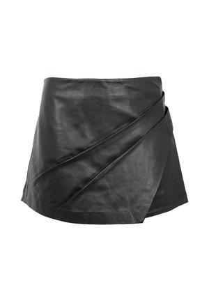 Schwarzer Leder-Minirock mit asymmetrischem Wickeldesign und diagonalen Nahtdetails.