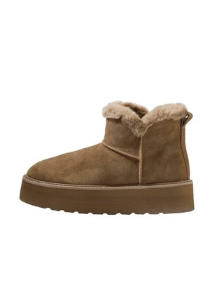 Stivaletto in suede marrone con punta rotonda, bordo in pelliccia sintetica al colletto e suola in gomma spessa e testurizzata. Presenta un pratico passante sul retro.