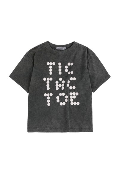 Grå bomulds t-shirt med et "TIC TAC TOE" grafik i hvide prikker. Korte ærmer, rund halsudskæring, afslappet pasform.
