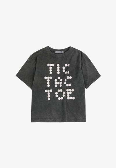 Grijze katoenen T-shirt met een "TIC TAC TOE" grafiek in witte stippen. Korte mouwen, ronde hals, relaxed fit.