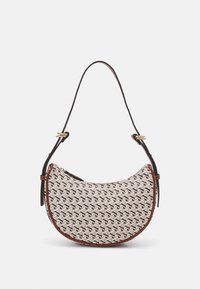 Taška hobo s zakřiveným tvarem, vyrobená z lehké látky s geometrickým vzorem v hnědé a krémové barvě, doplněná hnědým koženým lemováním a ramenním popruhem.