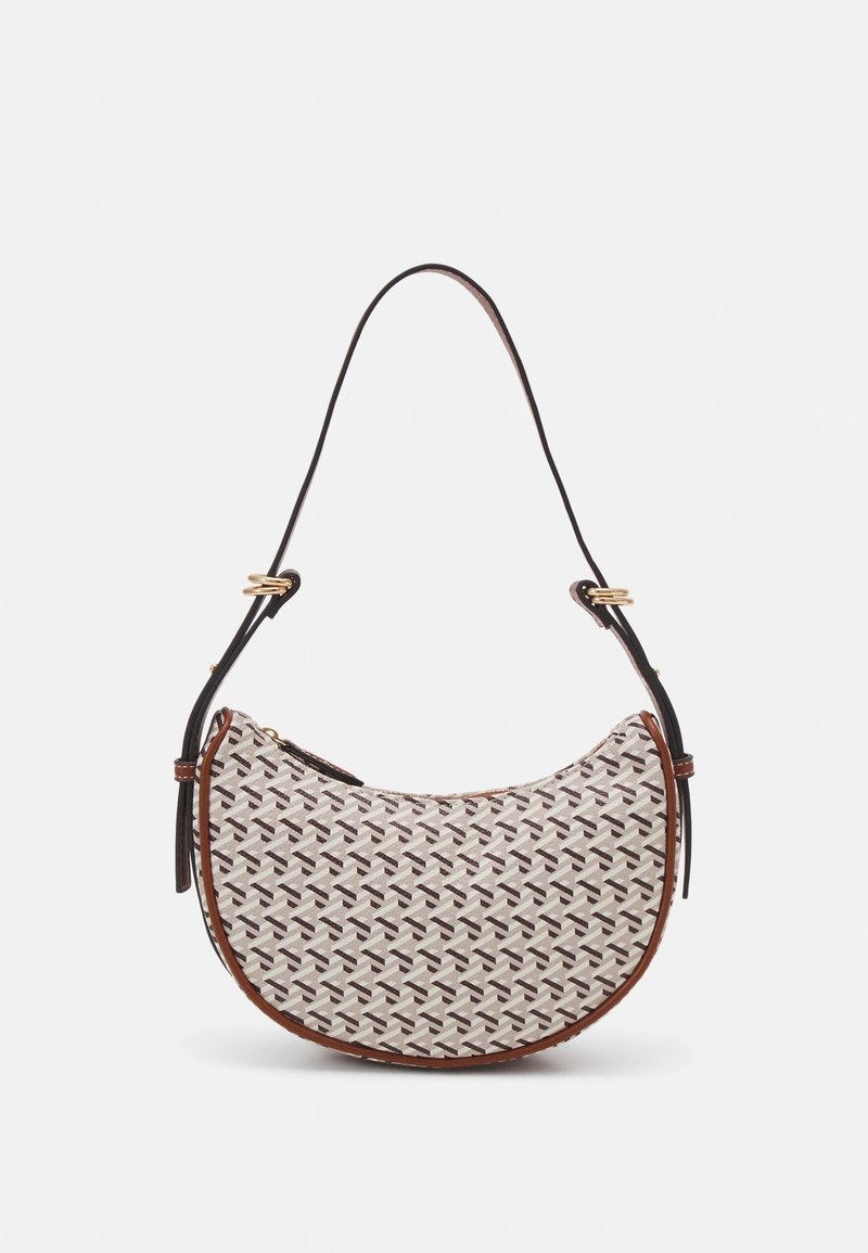Taška hobo s zakřiveným tvarem, vyrobená z lehké látky s geometrickým vzorem v hnědé a krémové barvě, doplněná hnědým koženým lemováním a ramenním popruhem.