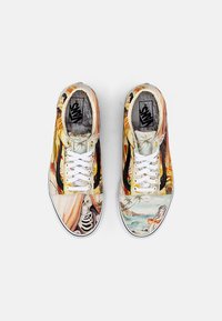 Sneakers in tela multicolore con intricati design grafici di scheletri, paesaggi e figure. Lacci bianchi e suole in gomma.