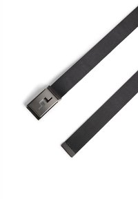 Svart tygbälte med en rektangulär metallspänne som har en utskuren logotyp. Bältet har en texturerad yta och släta kanter.